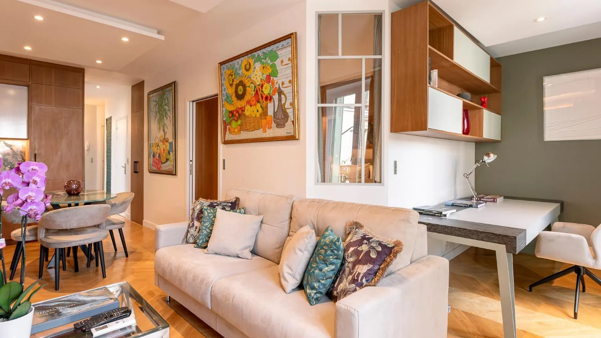 Luxurious Air-conditioned Perle