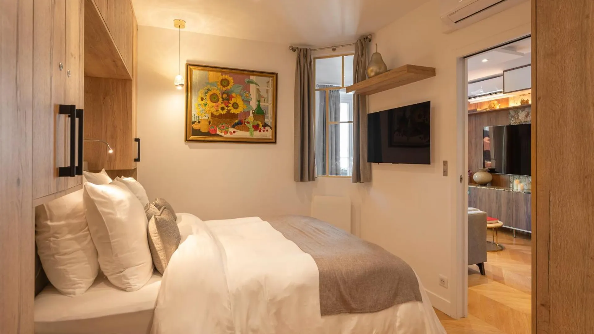 Luxurious Air-conditioned Perle