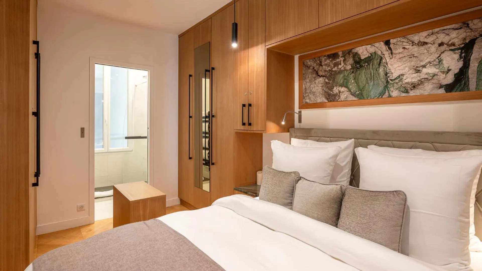 Luxurious Air-conditioned Perle Apartment