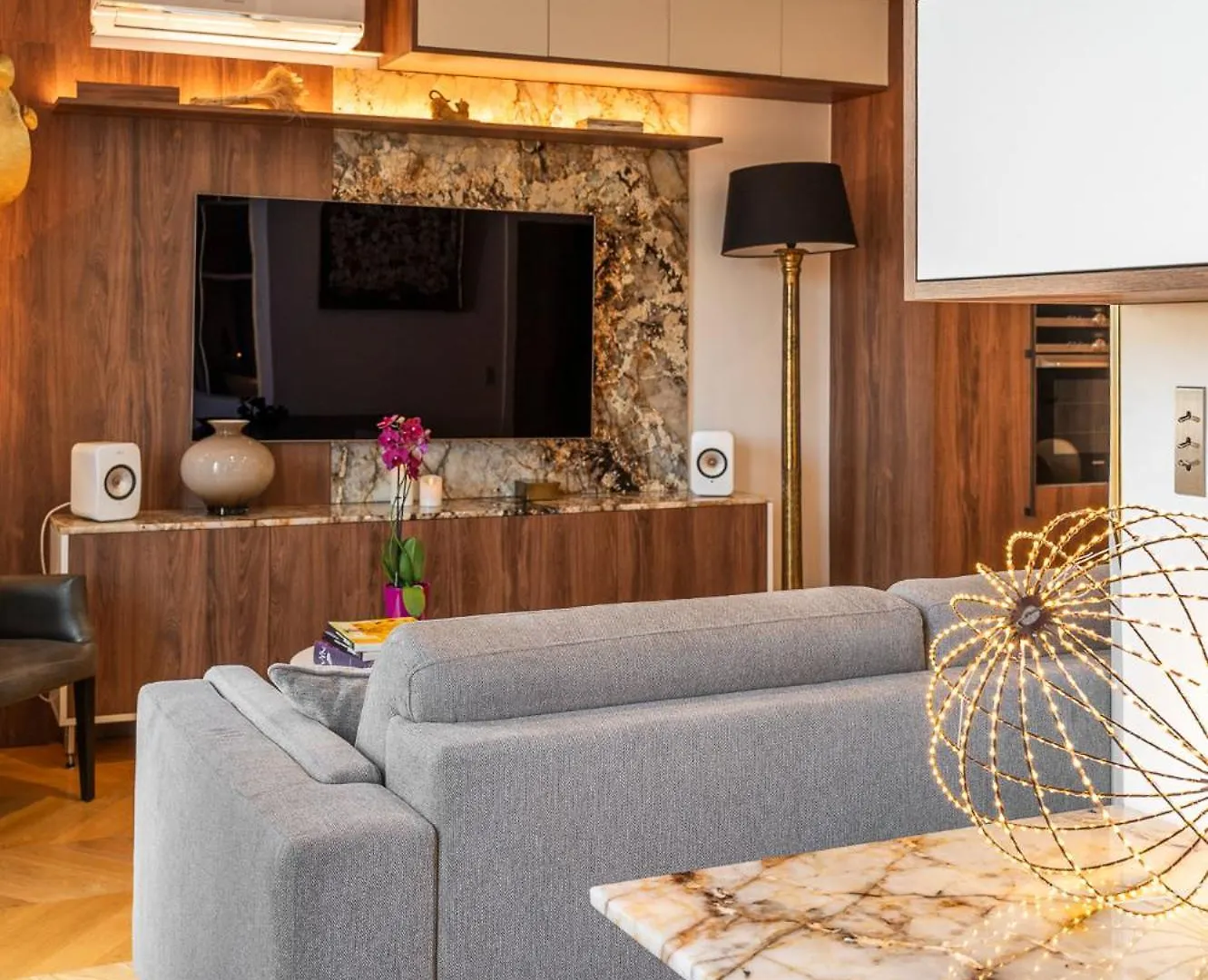 Luxurious Air-conditioned Perle